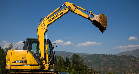G107线东移新建工程项目施工二标开展水泥稳定碎石摊铺作业